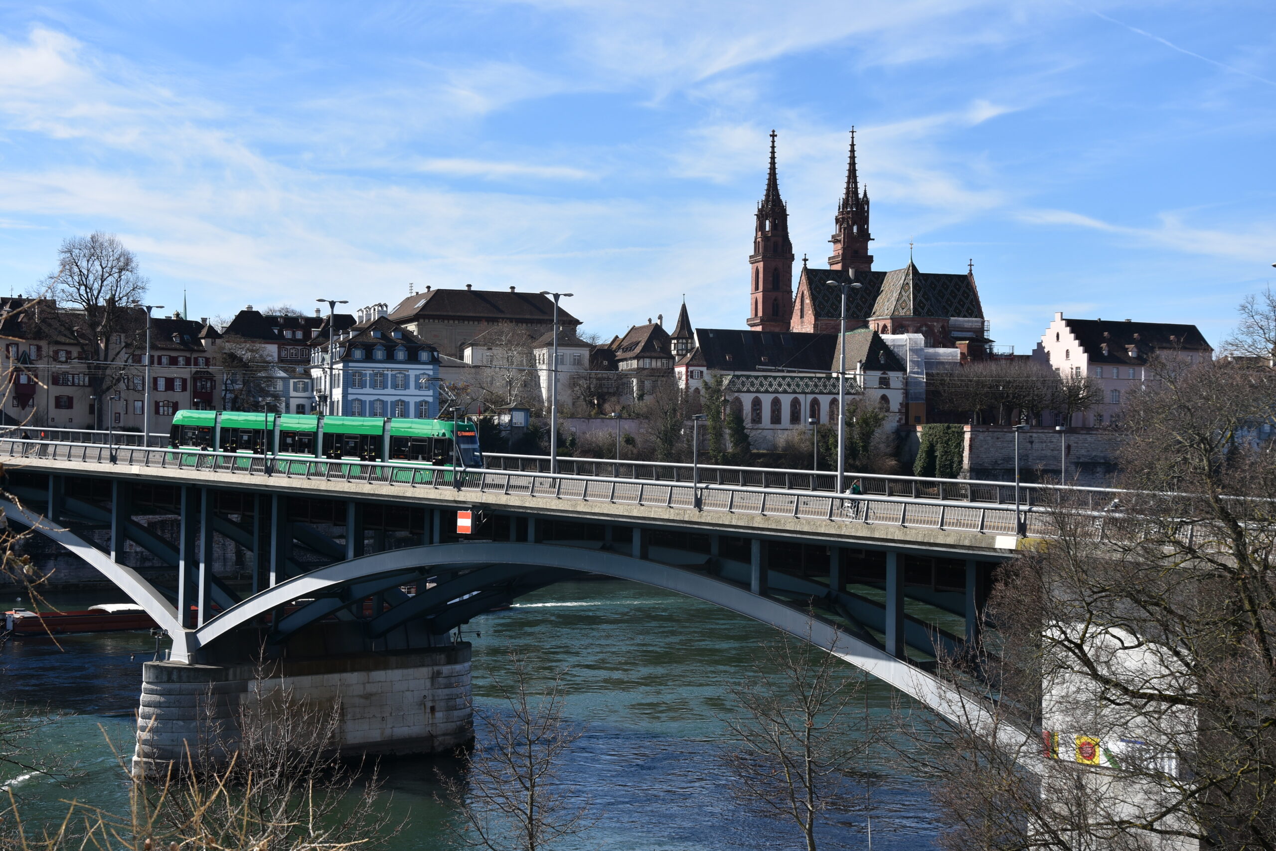 Ein BVB-Flexity-Tram auf der Wettsteinbrücke in Fahrtrichtung Kleinbasel. Im Hintergrund: Das Basler Münster