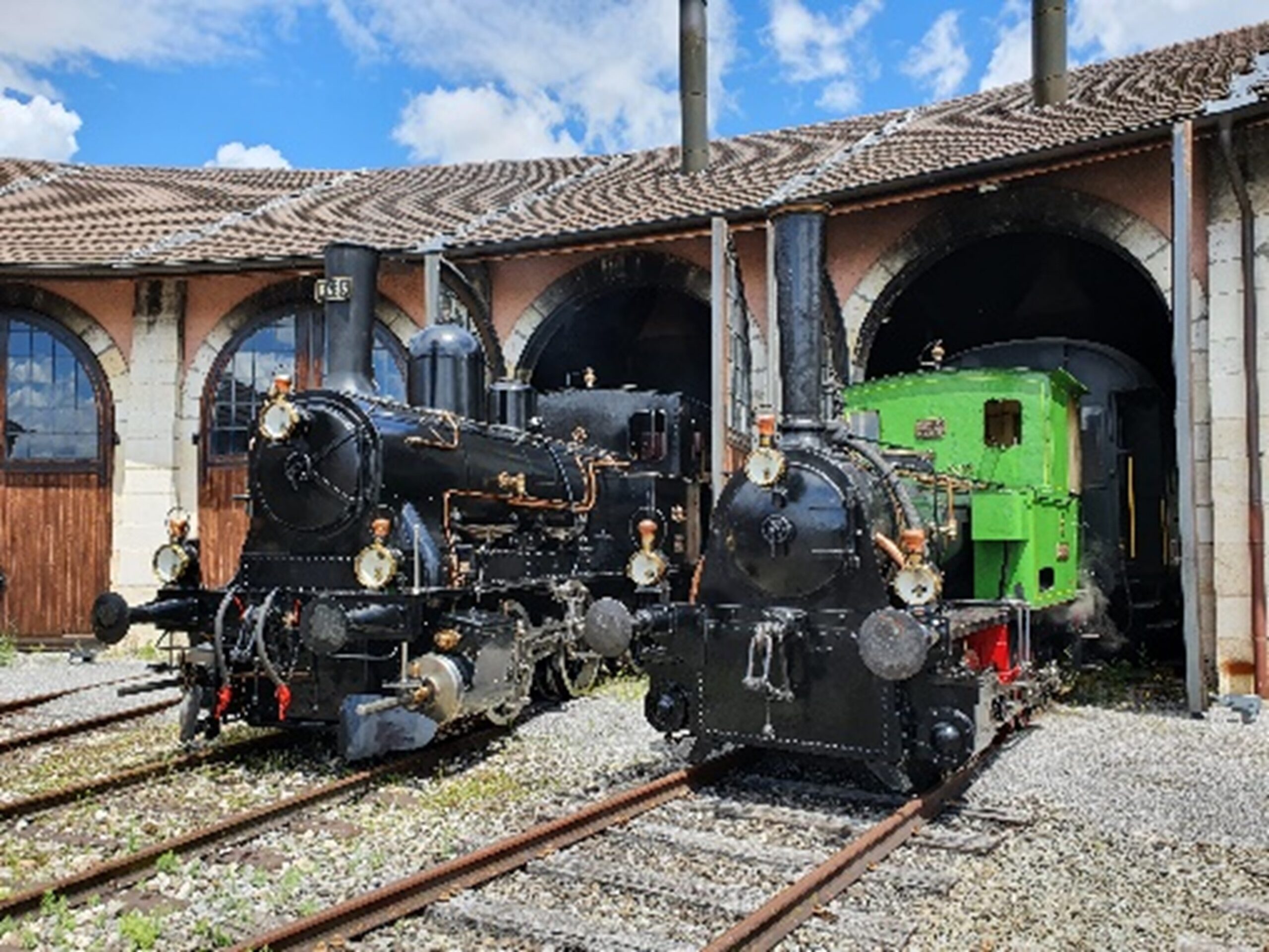«Tigerli» E 3/3 8485 und «Zephir» E 2/2 3 vor dem Depot Delémont 2020, © Historische Eisenbahn Gesellschaft