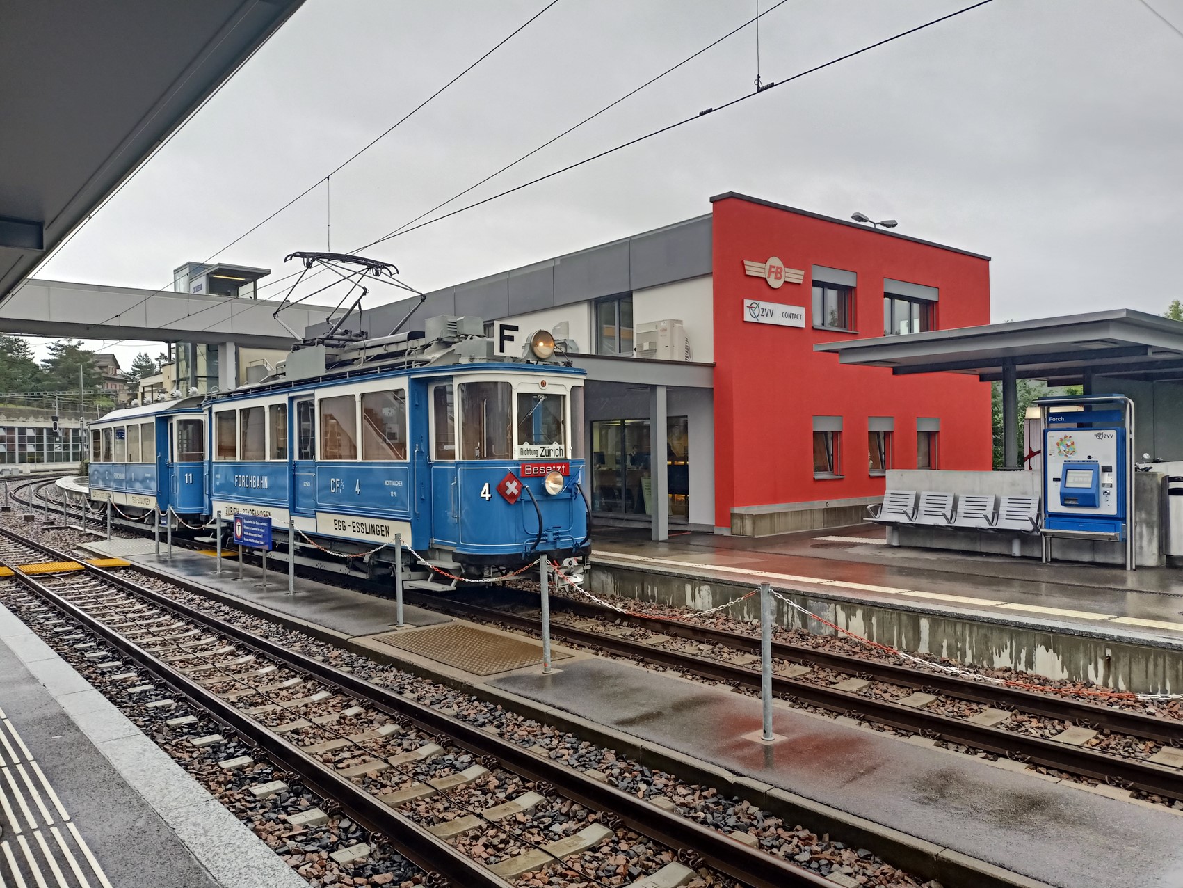 Der historische Forchbahnzug aus der Gründerzeit steht vor dem Bahnhof Forch.