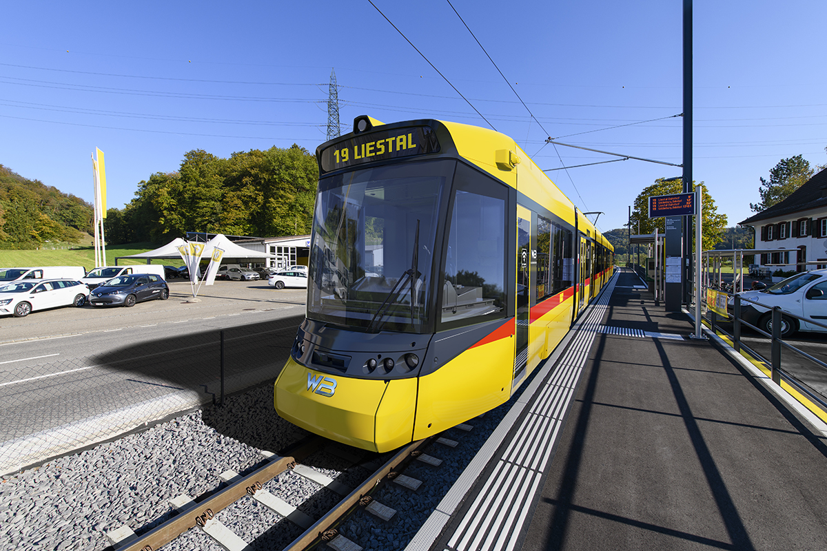 Zehn hochmoderne Tramlinks werden ab 11. Dezember 2022 auf der Linie 19 zwischen Liestal und Waldenburg verkehren. Die Niederflurfahrzeuge der neuesten Generation sind mit einem digitalen Zugsteuerungs- und Zugsicherungssystem (CBTC-Standard) ausgerüstet.